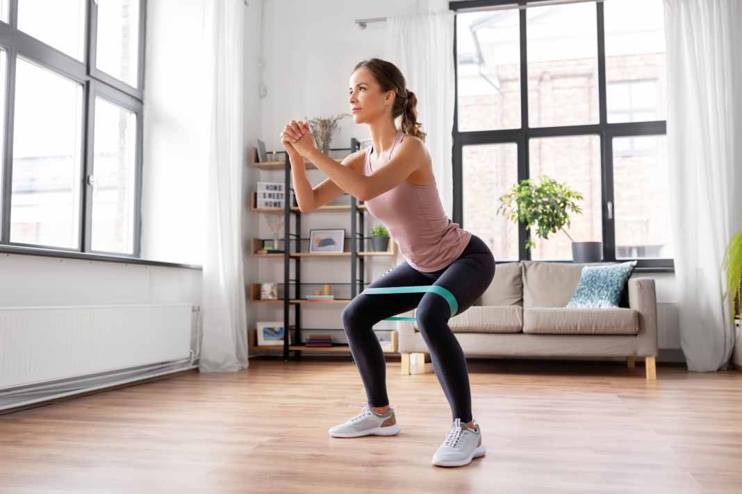 Une "boucle" autour des cuisses empêche les genoux de se plier lors des flexions.