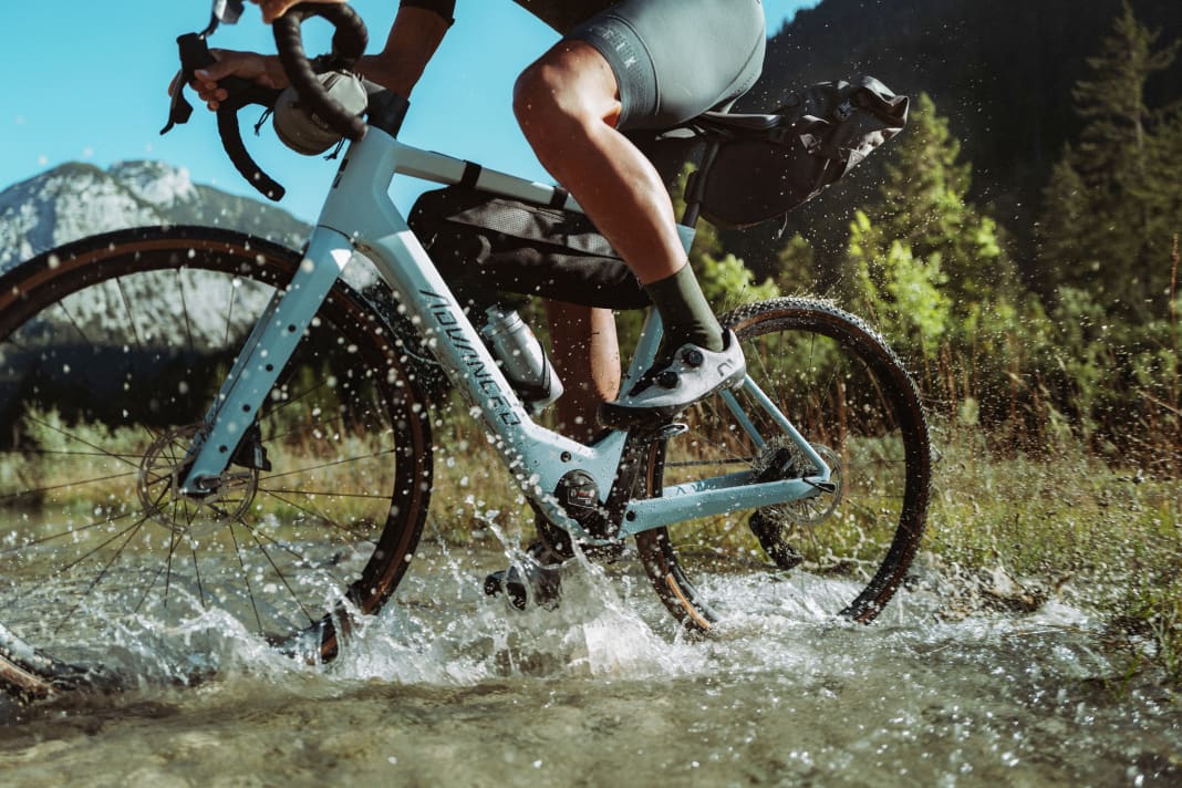 Der E-Bike-Hersteller Advanced steigt auch ins Gravelsegment ein und präsentiert das Offroad Pro Gravel.