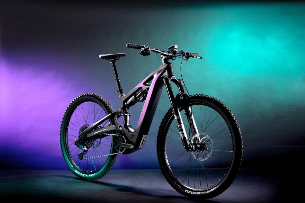 Mit der E-Vertic-Serie will Bianchi im sportlichen E-Mountainbiken Fuß fassen. Das Flagschiff FX-Type Pro kommt mit 160 Millimeter Federweg und auffälliger Formensprache. Für einen tiefen Schwerpunkt wurde der Motor 28 Grad nach oben gedreht.