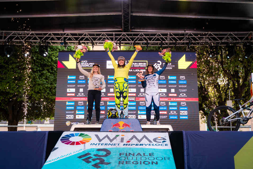 Das Podium der Frauen: 2. Ella Conolly, 1. Harriet Harnden, 3. Morgan Charre (von links nach rechts).