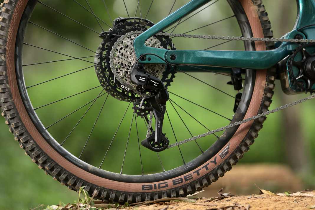 The TRP E.A.S.I. A12 electronic wireless shifting system delivers 12 gears. The rear derailleur and shifter communicate wirelessly via radio.