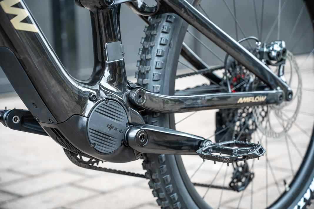 Fits slimly into the frame: The powerful DJI Avinox.