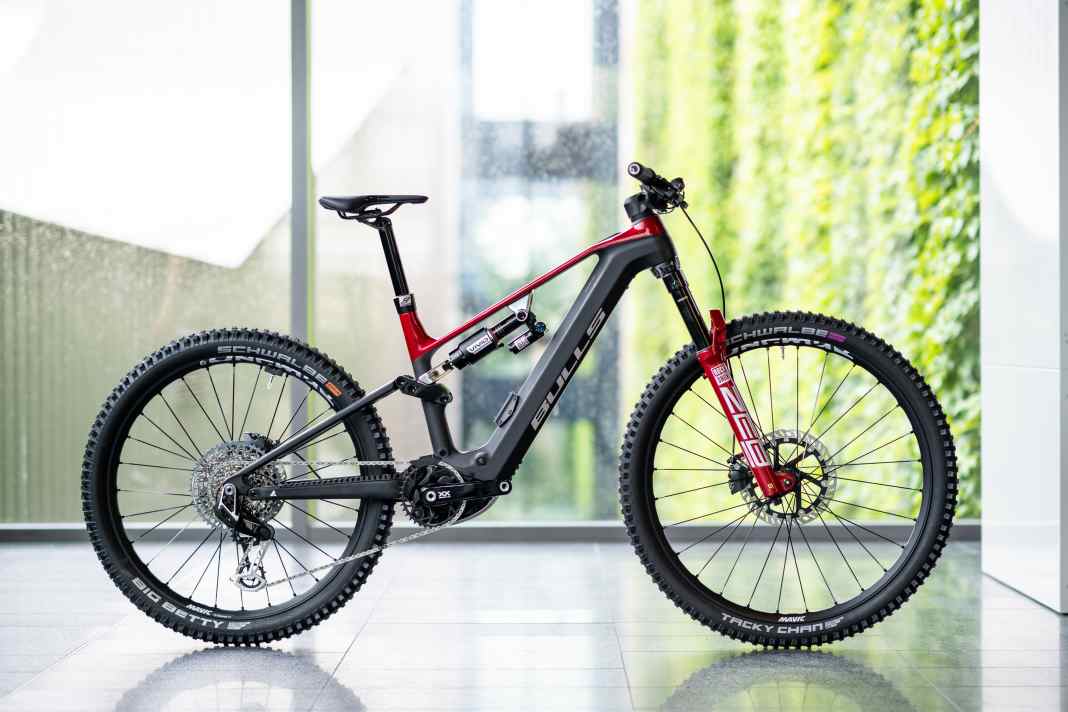 Das Sonic EN-R ist das neue Vollgas-Enduro von Bulls. 170/160 Millimeter Federweg, Vollcarbon-Rahmen und der neue Bosch-Motor sind die wichtigsten Eckdaten. Dank des leichteren 600er Akkus liegt das Gewicht nur bei 21,96 Kilogramm (BIKE-Messung).