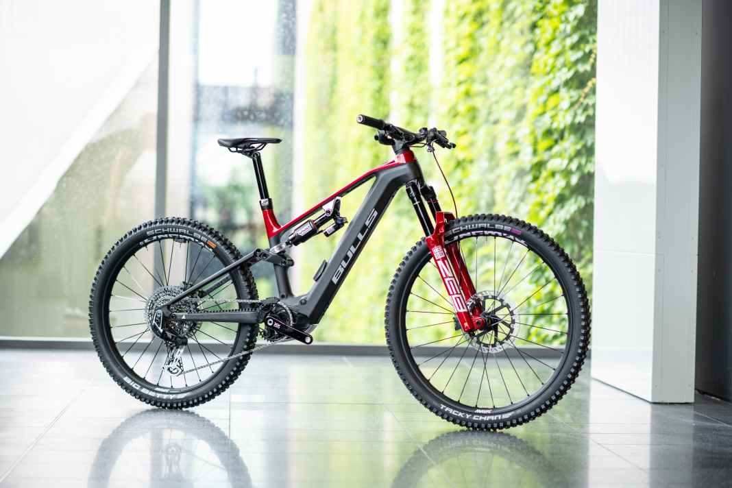The carbon enduro Sonic EN-R is designed to be more uncompromisingly performance-orientated than any other Bulls to date. The key data speak in favour of a strong downhill rider with a high fun factor thanks to short chainstays.