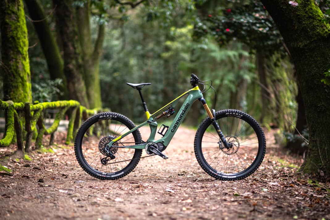 Mit dem Moterra SL präsentiert Cannondale eine eigene Version des Light E-MTB Konzepts: Volle EP801 Power, 600 Wattstunden, unter 20 Kilo.