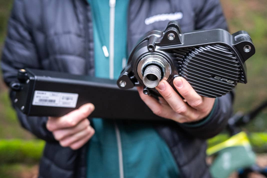 At less than 2.7 kilograms, the Shimano is the lightest of the power motors and is also particularly compact.