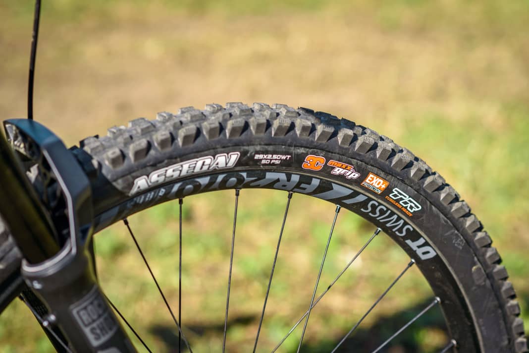 Most manufacturers opt for a grippier rubber compound on the front wheel and more puncture protection on the rear. YT makes a mistake when choosing tyres.