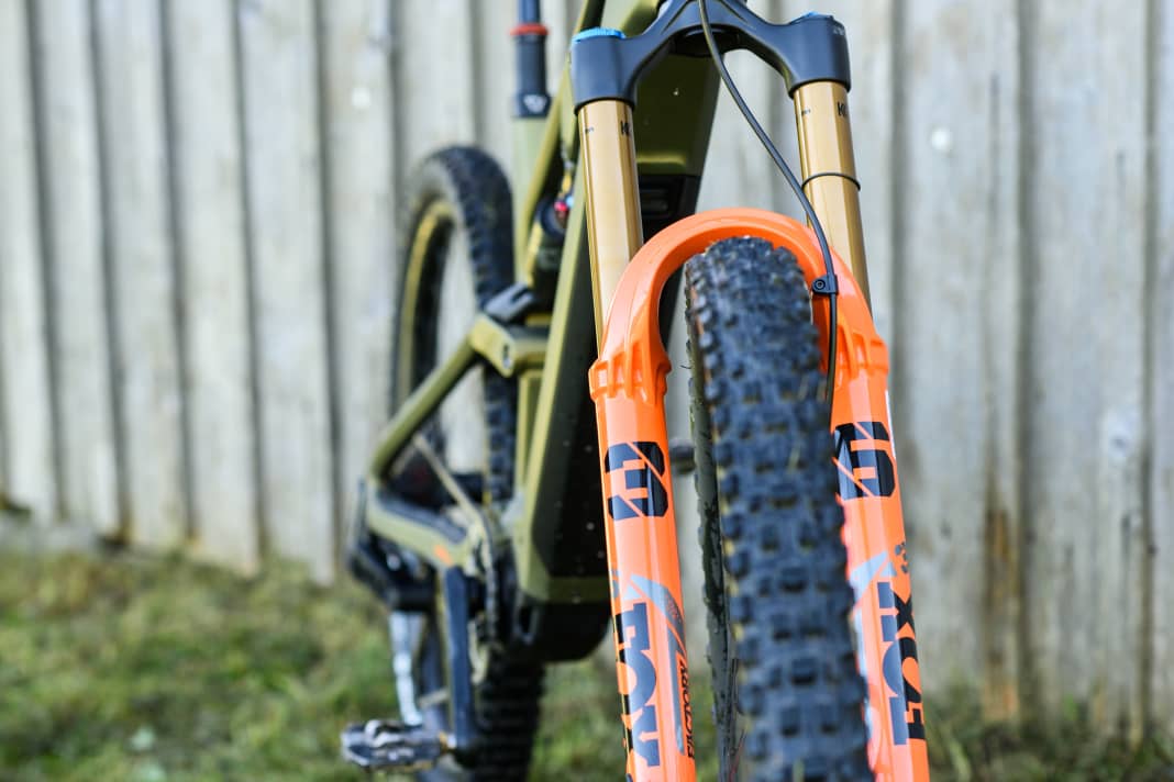 Fox 36 Factory - Conway dispenses with 38 mm steerer tubes, which saves weight.