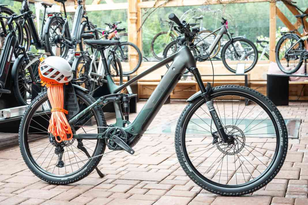 Das E-Power MTC 140 “Huberbuam” soll als Adventure-Bike auch mit schwerem Gelände klarkommen, dabei aber Gepäcktransport, Licht und etwas Wetterschutz bieten.