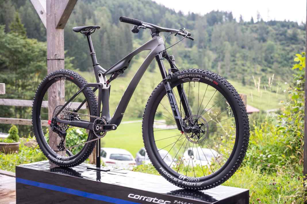 Corratec Revo Bow iLink SL Pro: Der leichte Top-Rahmen und eine Highend-Ausstattung mit Rockshox Ultimate Fahrwerk und XX Transmission schlagen mit 7999 Euro zu Buche.