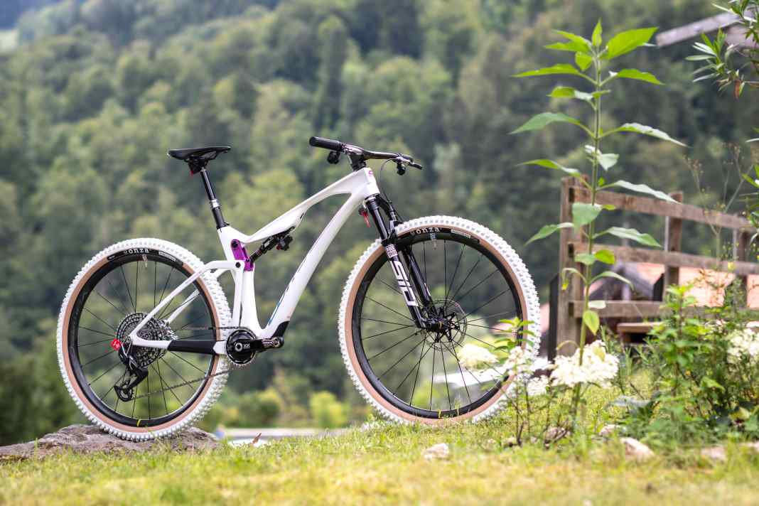 With the Revo Bow iLink, Corratec presents an aerodynamically optimised race file for XC and long distances.