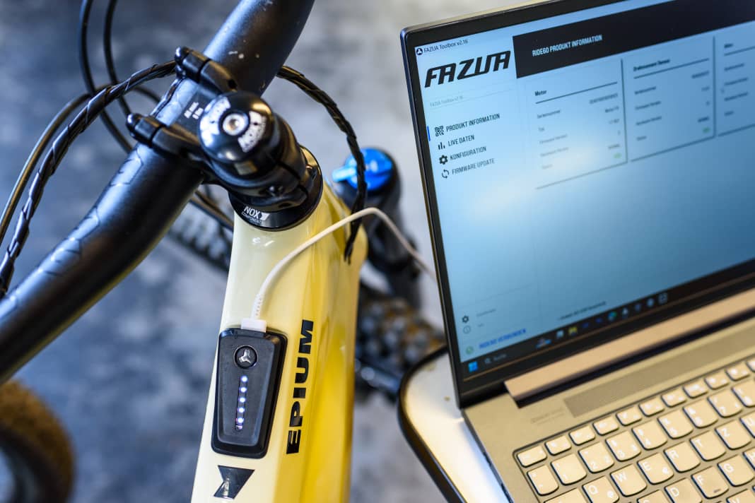 Über die Toolbox-Software und den PC wird die neue Firmware bei Fazua-Bikes aufgespielt.