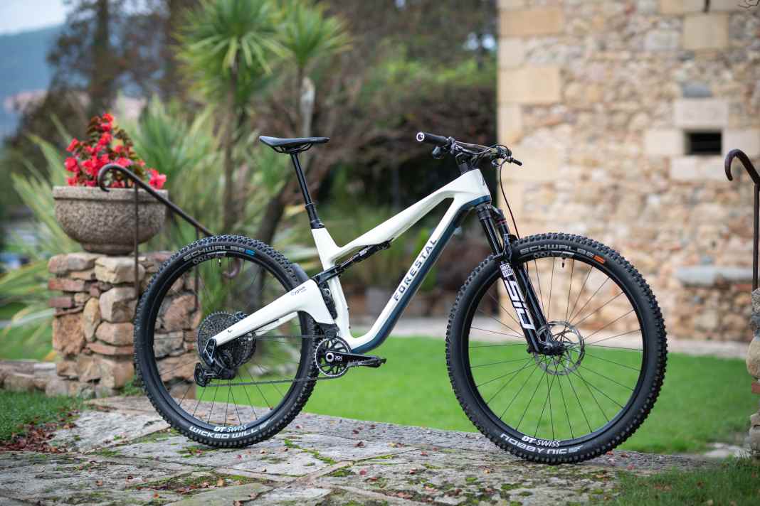 With the Cygnus, Forestal wants to target fast trail and down-country bikers.