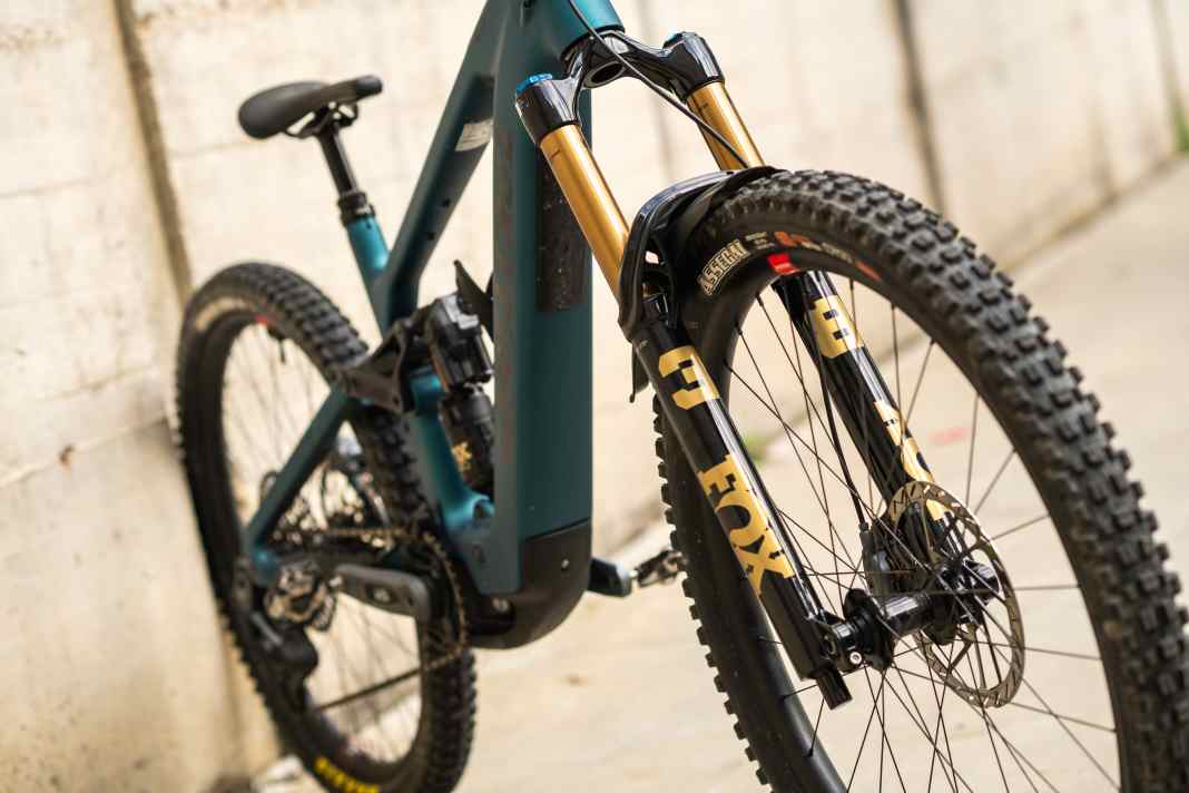 The Fox 38 is the enduro flagship from California. Made for e-bikes and long suspension travel.