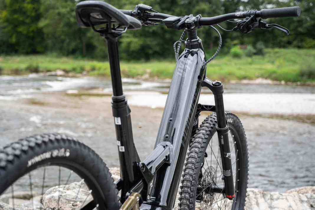 It only looks round from the side, but when viewed from above, the frame with its low overhang also shows a clear edge in the design.