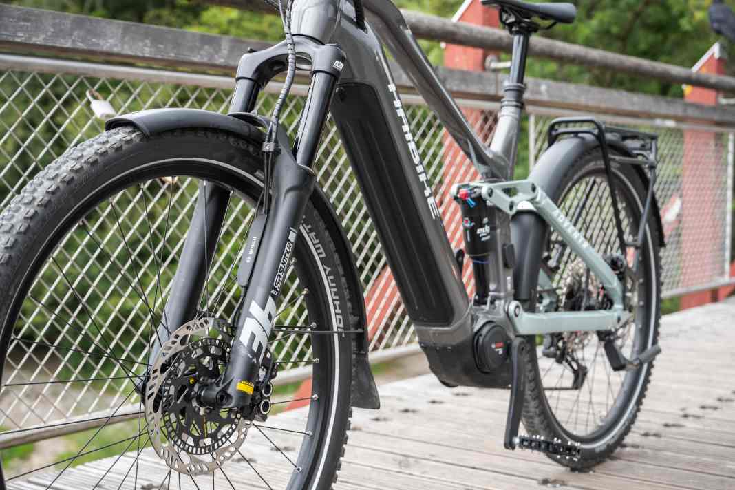 Depending on the model, there are 600 or 800 watt hours in the down tube, the batteries are always classically removable and secured with a key.