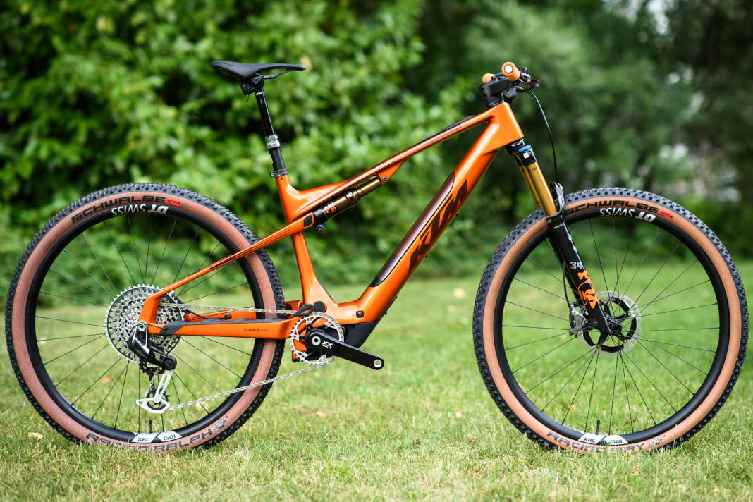 KTM Macina Scarp SX Exonic: Bosch Perf. SX // 400 Wh (removable) // 140/140 mm // 29 inch // 16.5 kg (manufacturer's specification) // 11099 Euro