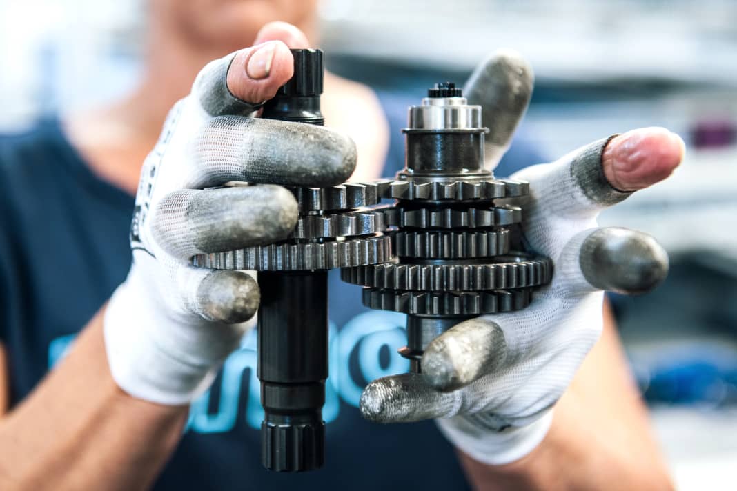 Allein schon die ganzen Zahnräder und Distanzringe in der korrekten Reihenfolge zusammenzusetzen gleicht einem komplexen Puzzle. Für diese Mitarbeiterin aber kein Problem.