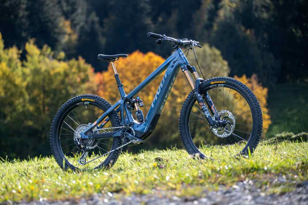 Its predecessor was already our test winner. Now the Pivot Shuttle LT has been completely redesigned.