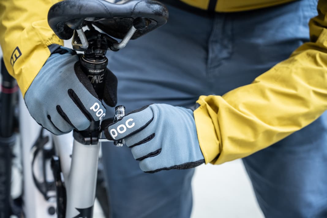 Stylishly finished, but also quite expensive at 70 euros: the POC Resistance Enduro Adjustable Glove.