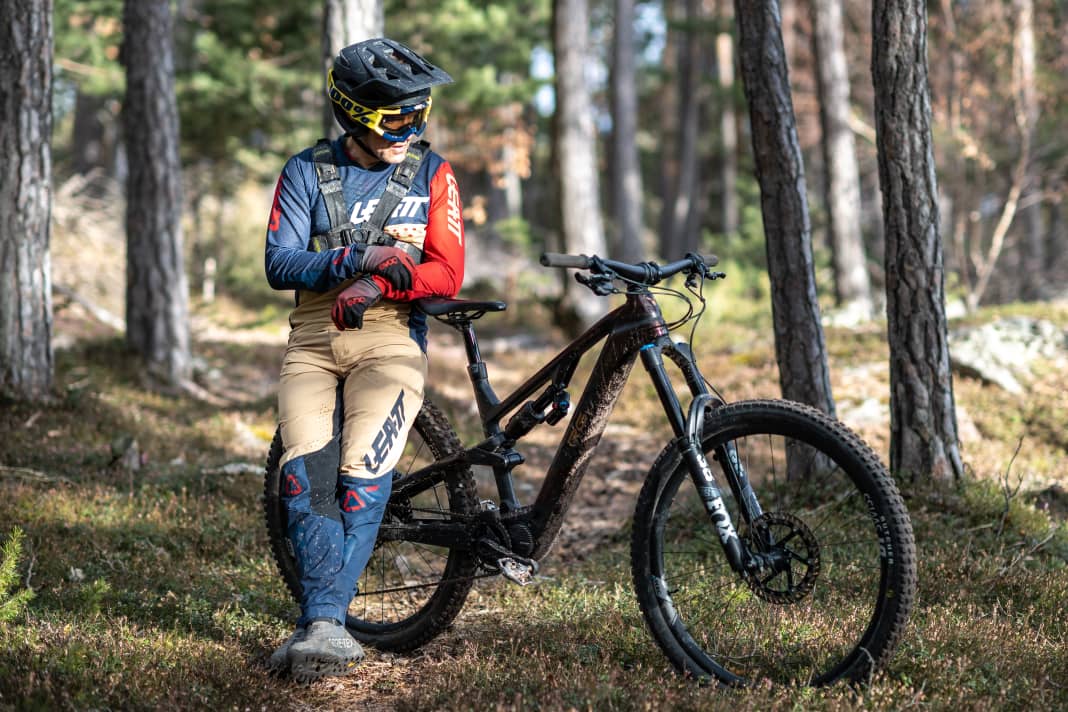 Christian Schleker (54) has been actively cycling for 40 years now. Originally a BMXer, he is now a convinced freerider. Full throttle downhill, big jumps, full risk. And uphill with little support, as often as possible. His riding style takes its toll on man and material. The Rotwild R.G 375 Pro also had to take a lot of punishment from him.