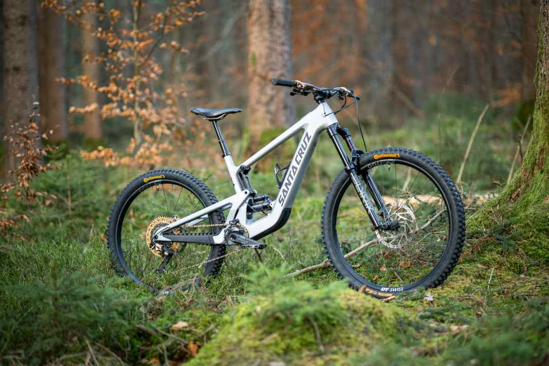 Das Heckler SL ist das erste Light-E-MTB von Santa Cruz und sorgt für mächtig Spaß auf dem Trail. Hier eine getunte Version mit TRP-Parts und Conti-Reifen.