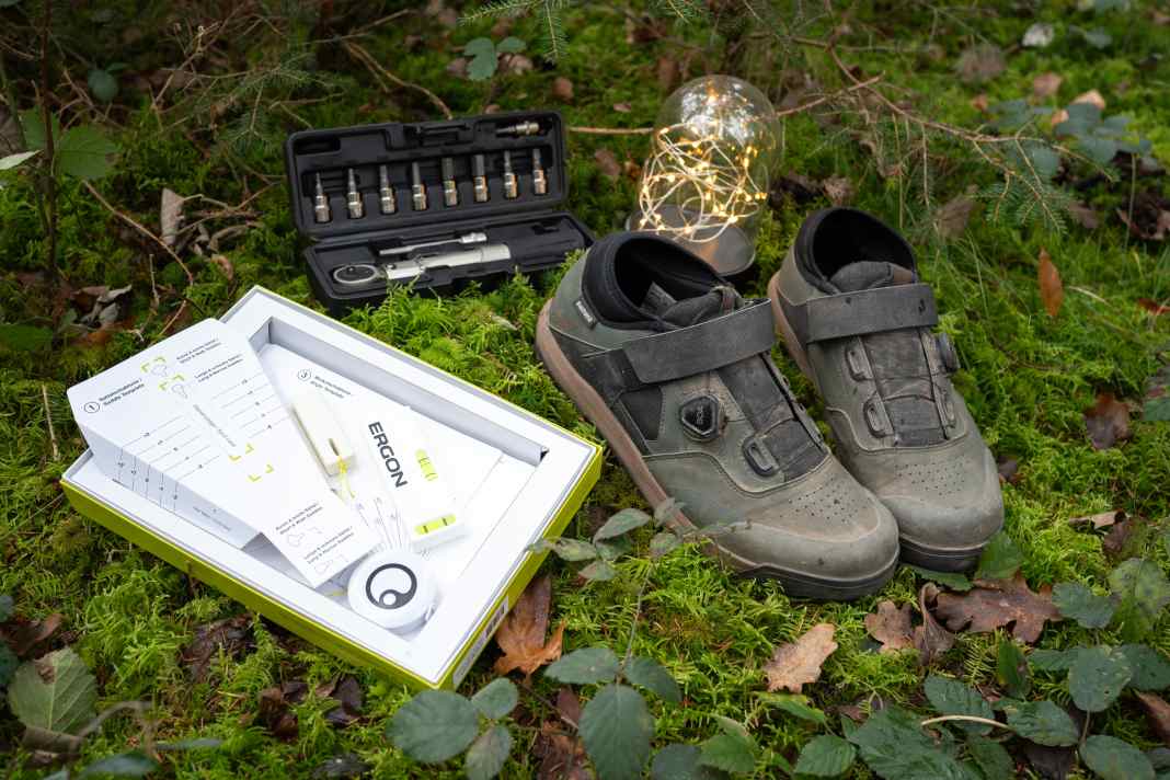 Besser sitzen, besser schrauben oder sogar besser fahren: Drei Geschenk-Ideen für Mountainbiker zwischen 30 und 170 Euro.