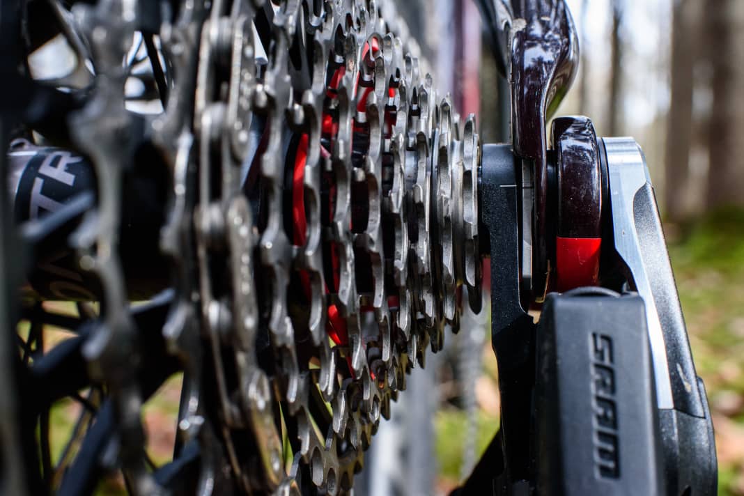 Two flat metal wings lie directly on the frame and are clamped by the rear wheel axle. A stable connection that Sram has christened "Full Mount".