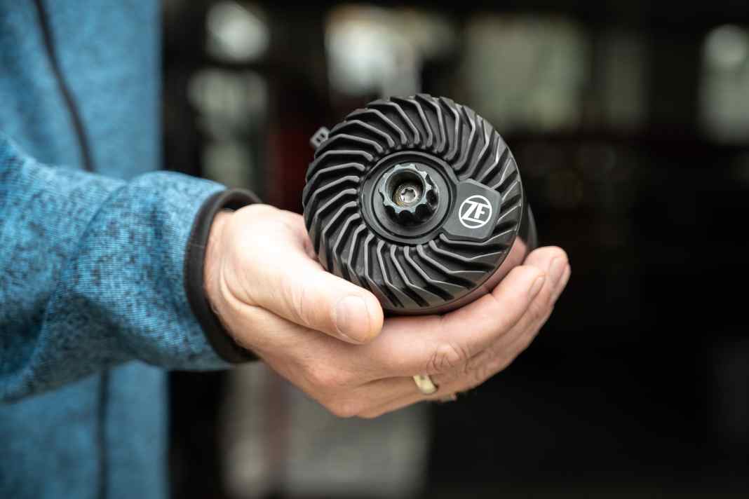 The dimensions of the new ZF CentriX are astonishing: It really is a full-power e-MTB motor.
