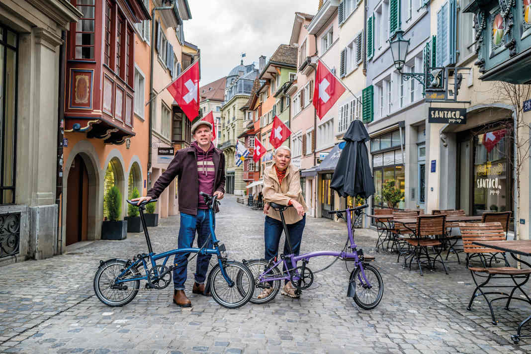 MYBIKE authors Alex Hüfner and Nadine Pahling in Zurich's old town.