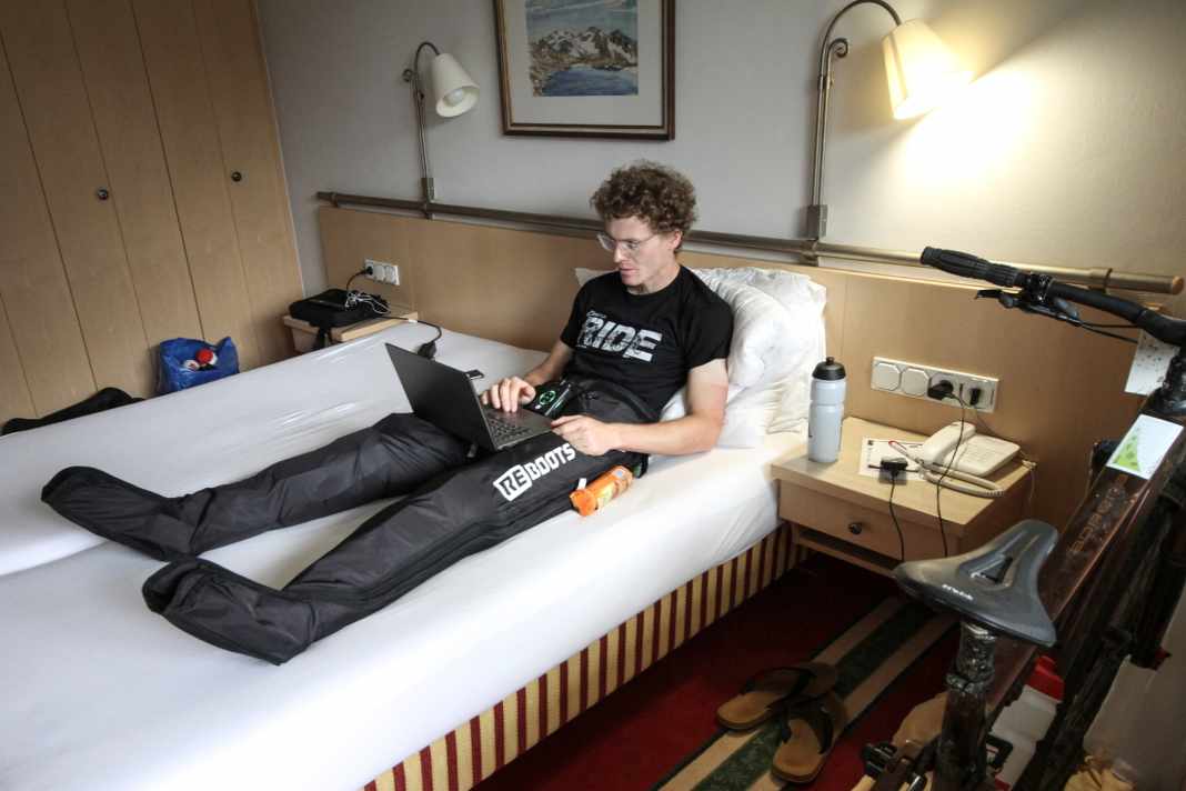 The Reboots Go X in use in the hotel room of a stage race: the test conditions could hardly be more realistic.