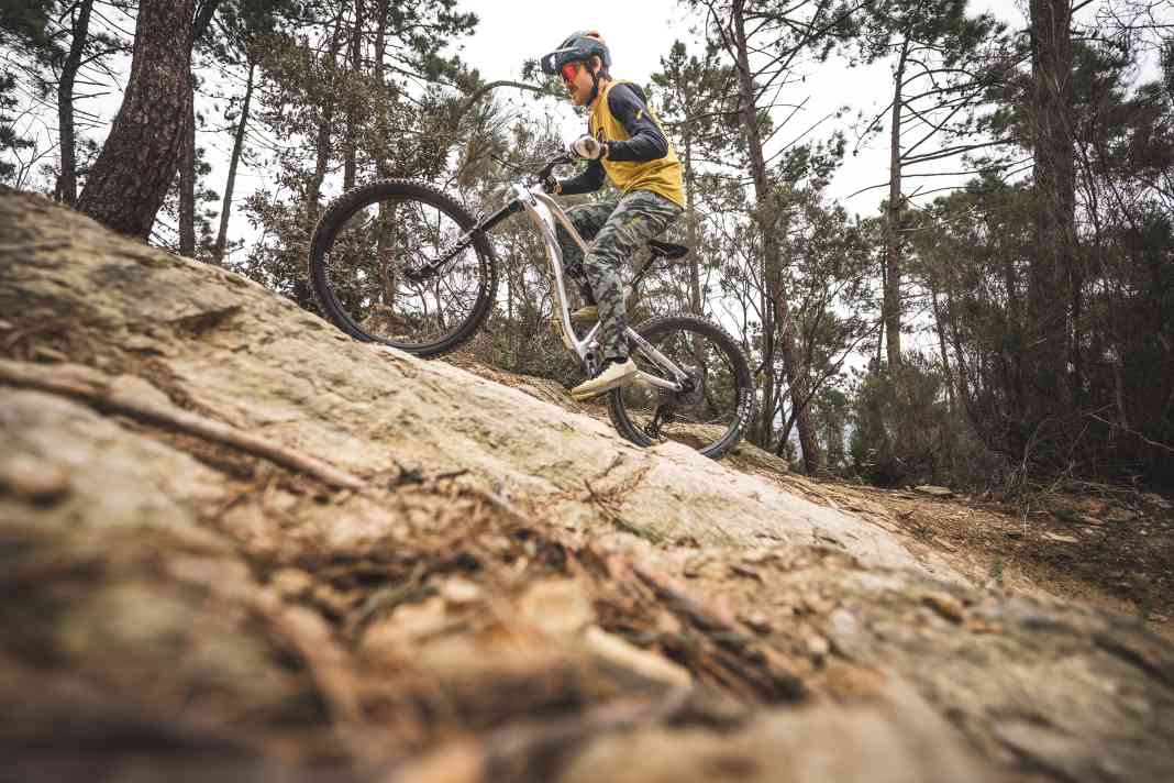 Im Portfolio von Alutech ist das Pelmo das Fully mit dem wenigsten Federweg. Unser Test zeigt, dass es trotzdem ordentlich einstecken kann.
