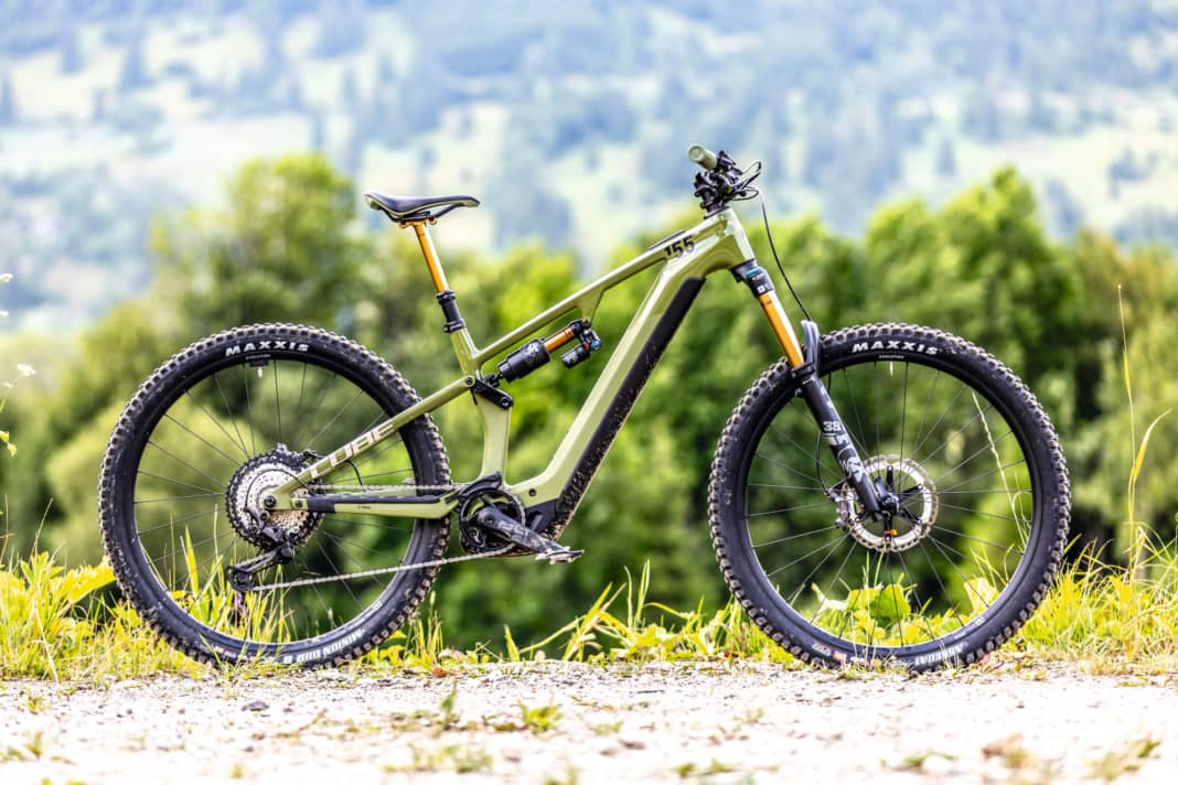 The Cube Stereo Hybrid One55 TM is the first Cube E-MTB with a full carbon frame and is intended to set new standards with its aggressive design and low weight.