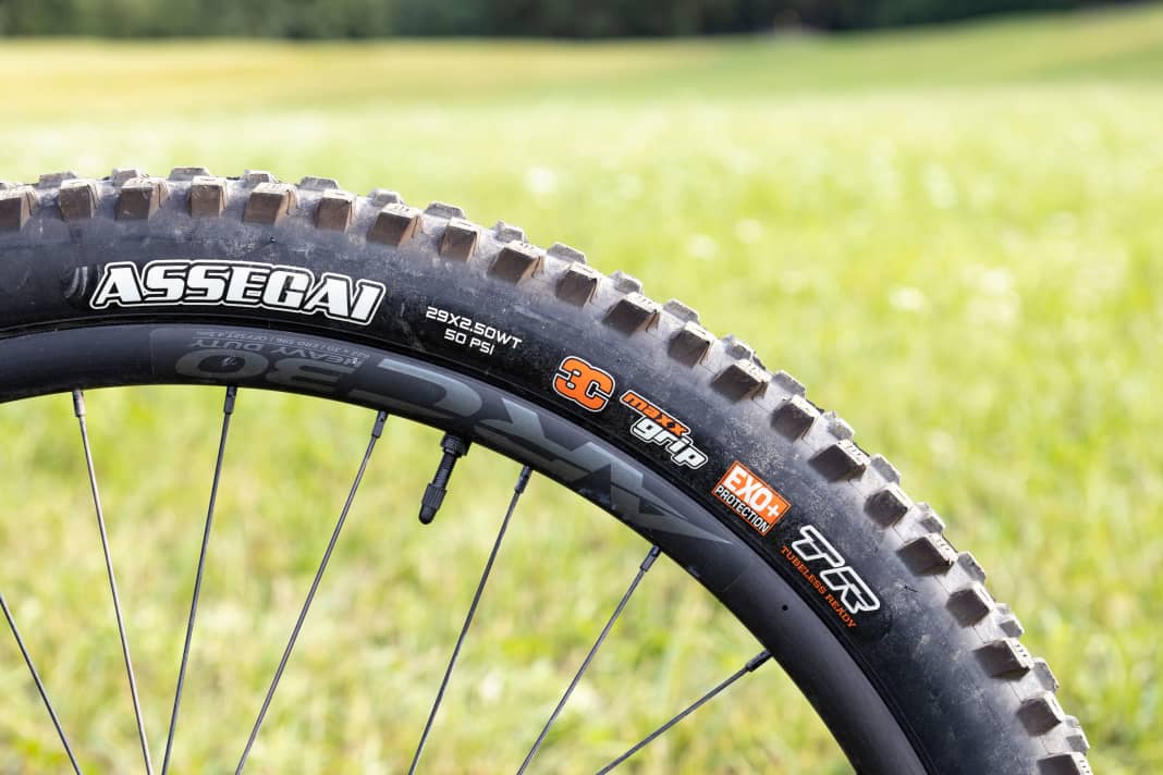 Der Assegai in der weichen MaxxGrip-Mischung sorgt für viel Vertrauen an der Front.