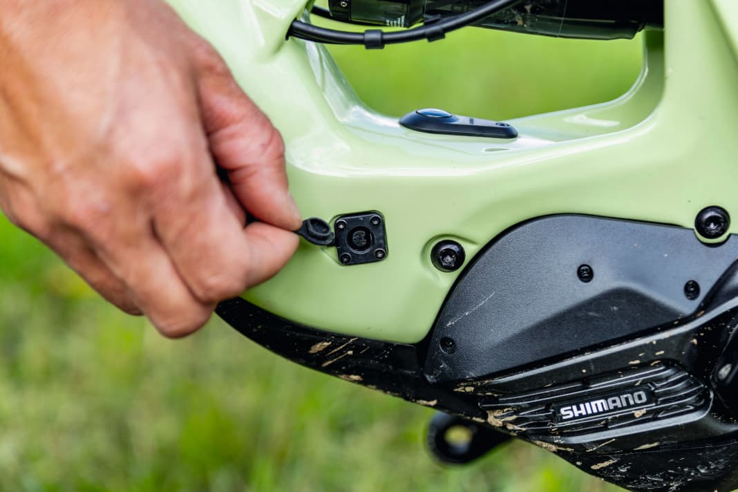 Der Ladeport liegt gut erreichbar über dem Motor. Leider öffnet er sich leicht auf Tour.