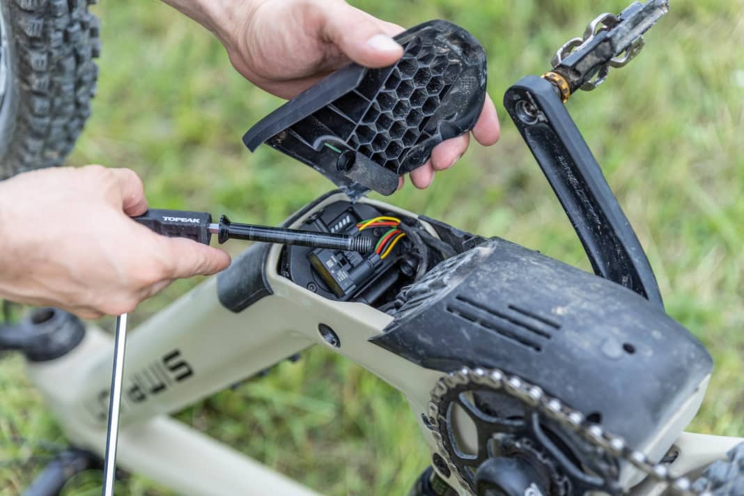 Simplon: Die Slide-in-Kons­truktion am Simplon spart Gewicht, und das ist bei den Bosch-Powertubes nicht ganz unerheblich. Allerdings ist die Entnahme umständlich: Bolzen entfernen, Verkabelung lösen und dann das Bike wieder kippen, damit die Batterie nach unten herausrutscht.