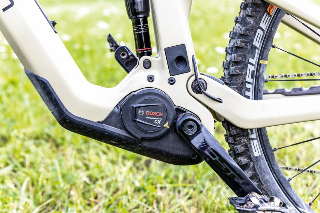 Bosch Performance Line CX Smart: High performance at a reasonable weight. Modulation and special features such as extended coasting in Emtb mode make it the benchmark on nasty uphills. All the gear steps can be fine-tuned via the app. However, the Bosch is not entirely quiet and the batteries are quite heavy.