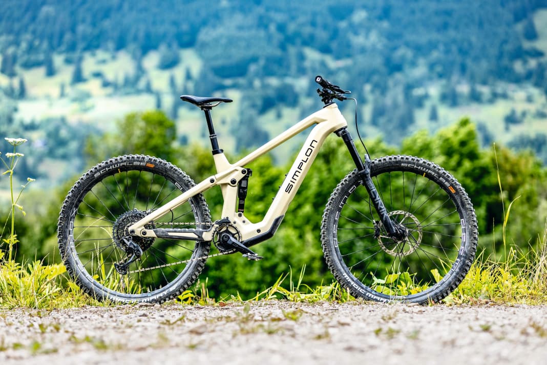 The Simplon Rapcon Pmax CX may not be very comfortable on tour, but it convinces in almost every other discipline. Test victory!