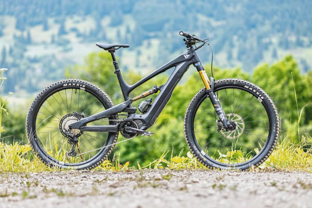 The YT Decoy 29 Core 4 is the top all-mountain bike in the E-MTB portfolio of the Forchheim-based mail order company.