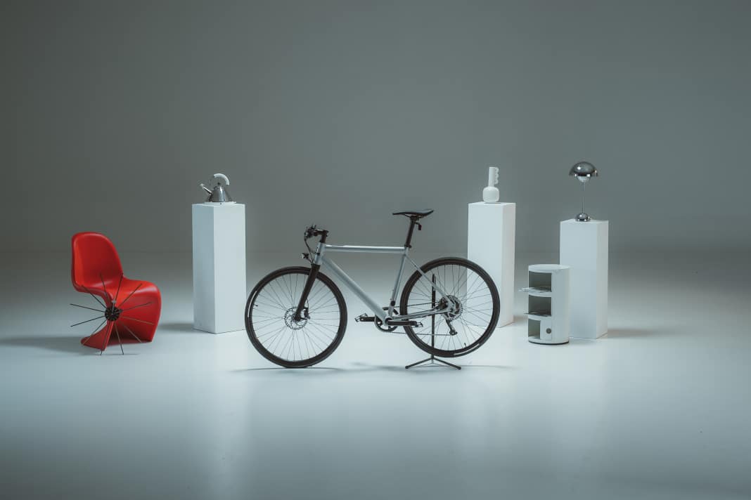 The stylish Ampler Curt has been updated: new features include a carbon fork and a USB-C port. The Curt is available as a single-speed model with a Gates belt drive or with a derailleur gear system