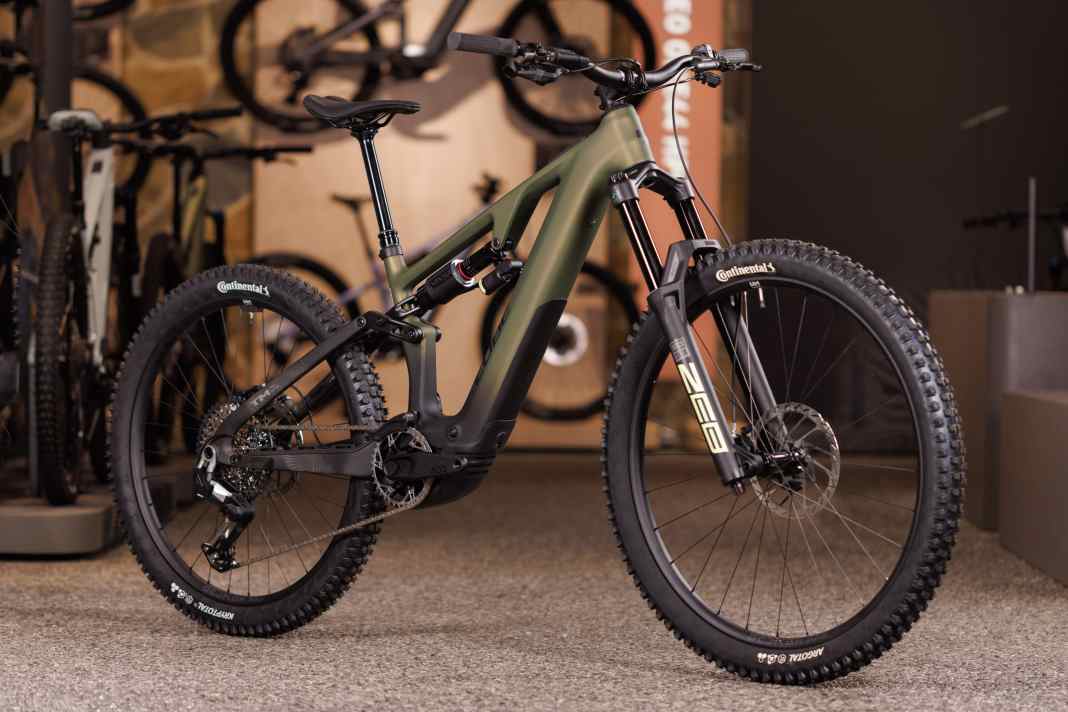 Das Cube AMS Hybrid 177 C:62 TM 600X bekommt für 2027 ein Rockshox-Fahrwerk verpasst. Der Preis sinkt um 200 Euro.