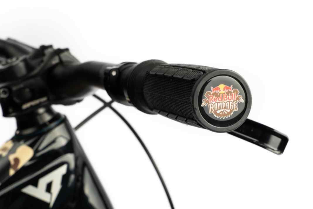 AMS Rise Grips: 132 mm lang, 30,6 bis 33 mm dick, 103 g leicht, 35 Euro teuer.