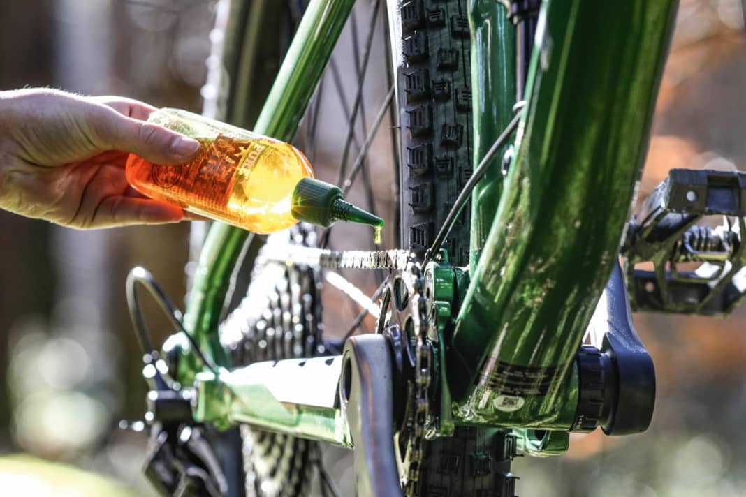 One drop of crude oil can contaminate 600 to 1000 litres of water.  We bikers should therefore rethink and use environmentally friendly lubricants for the bike chain.