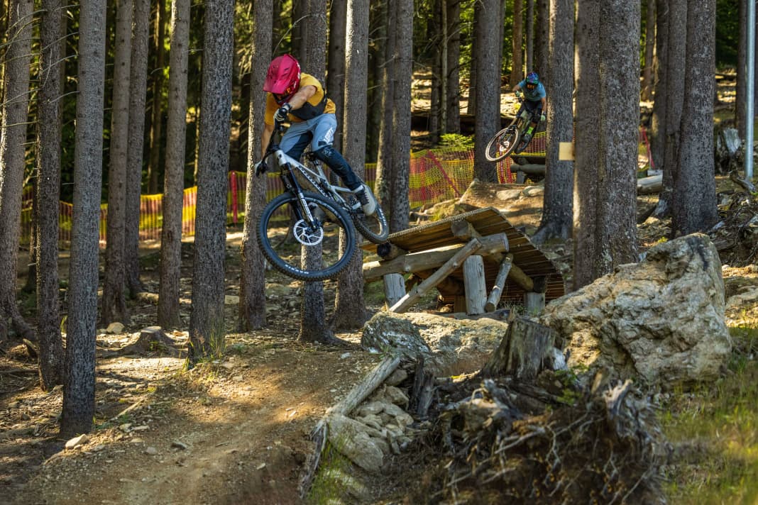 Playboys: Beide E-Freerider lechzen nach Stunts und Jumps. Das agile Propain erzeugt dabei den größeren Spaßfaktor.