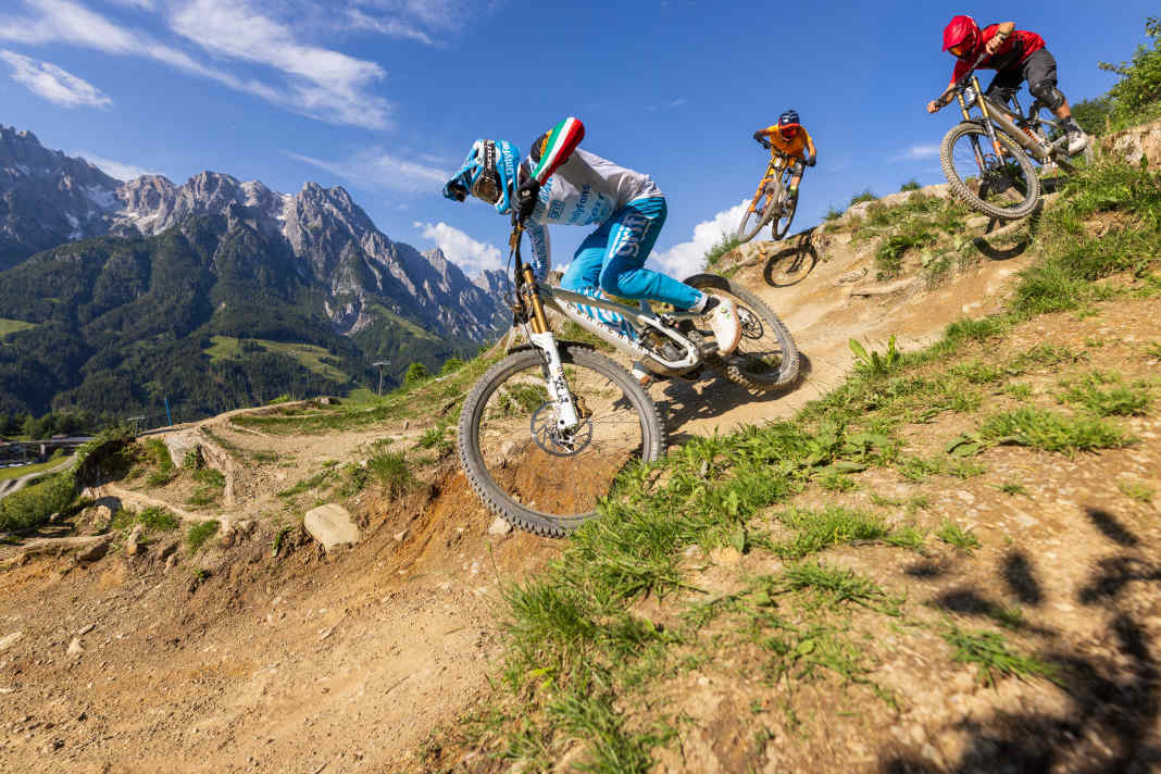 Fake photo: "all posed!" If we had arrived at this point on the World Cup track during the "normal" test run, the South African downhill champion Stefan Garlicki (front in picture) would already be climbing back into the gondola in the valley.