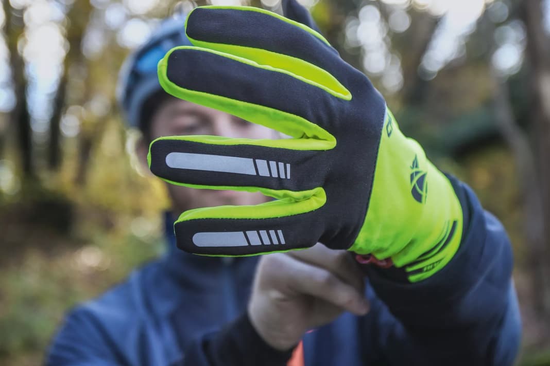 1. winter gloves should never be bought too small. A little air between the skin and the fabric insulates and provides additional warmth. 2. a long cuff, preferably with a Velcro fastener, closes the cold bridge between the glove and jacket. 3. reflective stripes and neon colours quickly give a construction site look. In winter, however, they are essential for your own safety.
