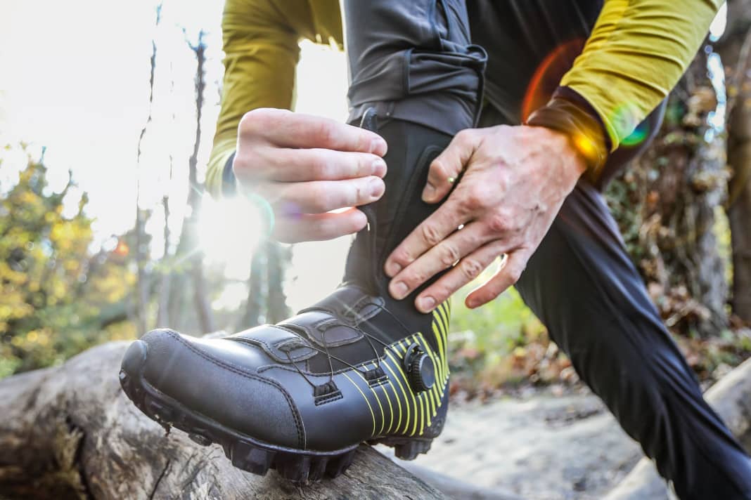 1. grippy tread belongs to winter shoes like mulled wine at the Christmas market. Even racing cyclists rely on MTB models in winter. 2. a high shaft is the most effective remedy against damp feet. Put your trousers over it and the hatch is sealed. 3. twist fasteners can also be easily operated while riding. This makes it easier to strike a balance between better circulation and a tight fit.
