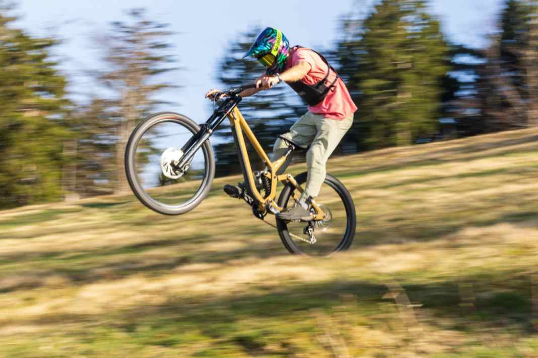 Guaranteed fun: Rose has created a good big bike with the Scrub. However, if you want to manual, you have to pull hard.