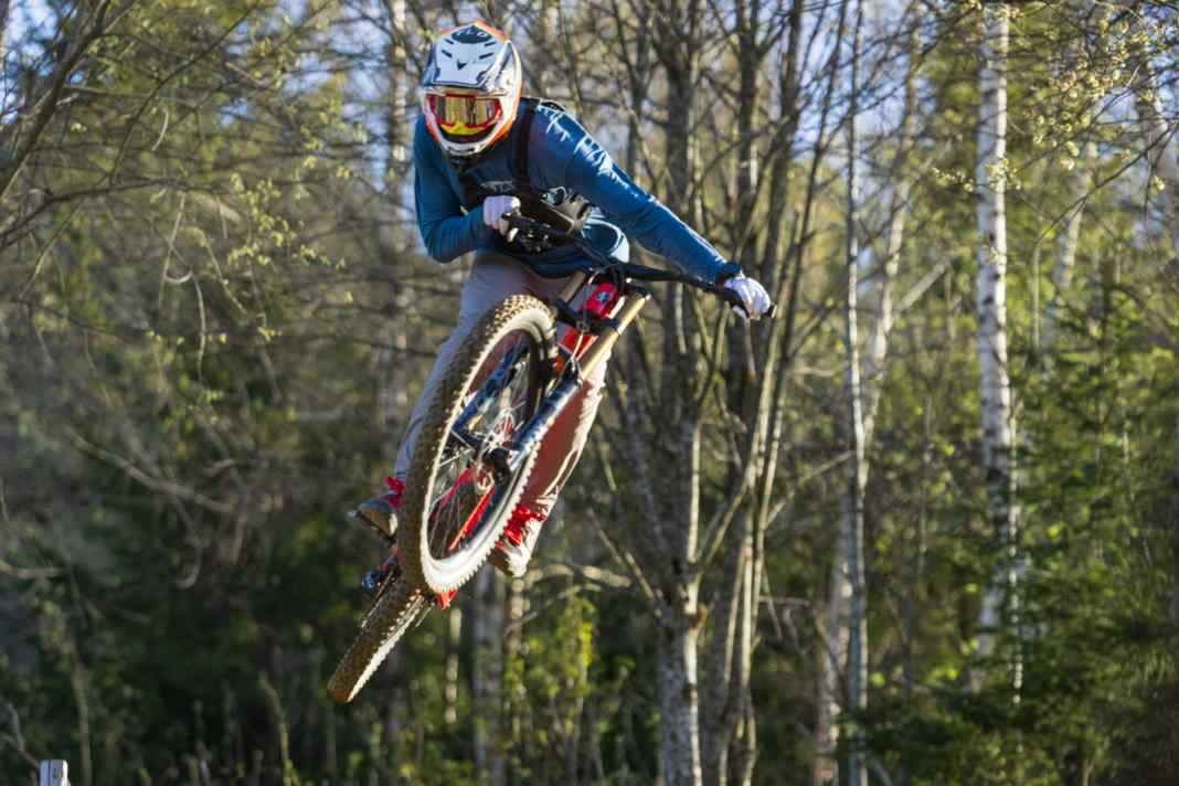 Leichte Kost für das Santa Cruz V10: Bitte steiler, bitte schneller, bitte ruppiger! Das rassige Race-Bike aus Kalifornien zeigte sich auf  dem DH-Track am Geißkopf unterfordert.