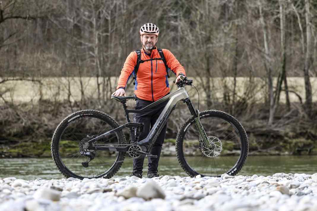 Franz Fischer - As an occasional e-biker, the 50-year-old likes things to be traditional. Not only because he still regularly sits on his mountain bike without motor assistance, but also "because I like to have things in my own hands". The automatic gears trigger too many gear changes for him: "When I shift gears myself, it feels much smoother to me. His test conclusion: "Sram is easier to operate, but Shimano shifts better."